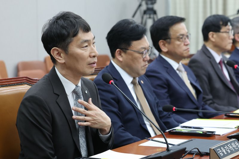 [서울=뉴시스] 권창회 기자 = 이복현 금융감독원장이 16일 서울 여의도 국회에서 열린 법제사법위원회 전체회의 최상목탄핵 청문회에서 의원질의에 답하고 있다. 2025.04.16. kch0523@newsis.com