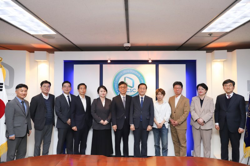 [서울=뉴시스] 방송통신심의위원회가 제21대 대통령선거 선거방송심의위원회 위원 위촉식을 16일 개최했다. (왼쪽부터) 이현주 방송통신심의위원회 사무총장, 송인덕 위원, 원준희 위원, 이형근 위원, 김상희 위원, 한균태 위원장, 류희림 방송통신심의위원회 위원장, 정미정 위원, 김기성 부위원장, 윤소라 위원, 오정환 위원. (사진=방송통신심의위원회 제공) 2025.04.16. photo@newsis.com *재판매 및 DB 금지