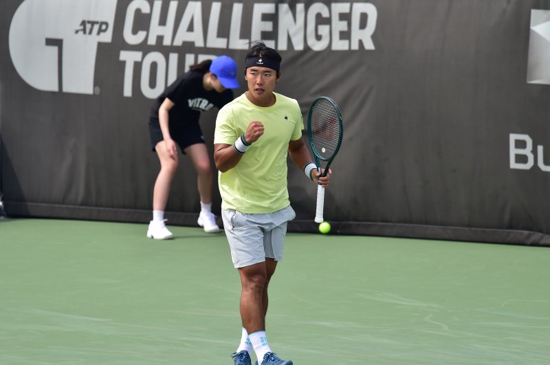 [서울=뉴시스] 남자프로테니스(ATP) 부산오픈 챌린저대회 단식 16강에 오른 신산희. (사진 = 부산오픈 챌린저대회 조직위원회 제공) *재판매 및 DB 금지