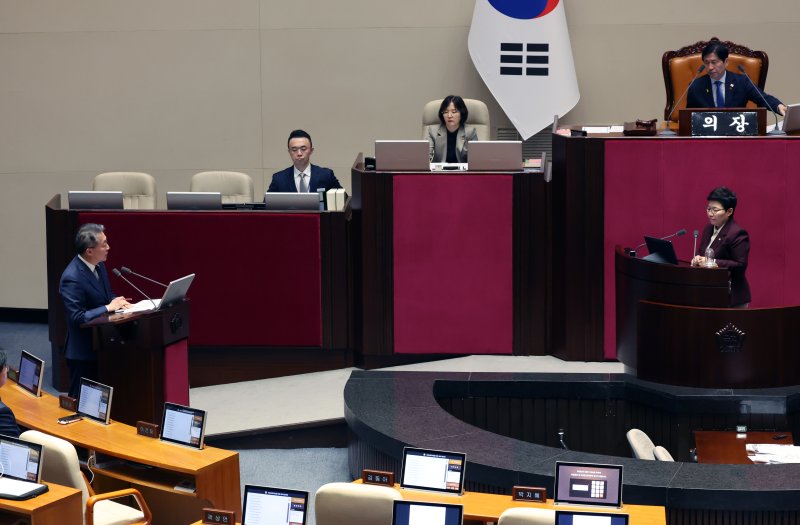 [서울=뉴시스] 고승민 기자 = 16일 서울 여의도 국회에서 열린 제424회 국회(임시회) 제4차 본회의 교육·사회·문화에 관한 질문에서 김민석 고용노동부 차관이 임이자 국민의힘 의원 질의에 답하고 있다. 2025.04.16. kkssmm99@newsis.com