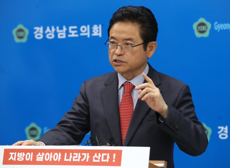 국민의힘 대선 경선에 나선 이철우 경북도지사가 16일 오후 경남 창원시 의창구 경남도의회 브리핑룸에서 열린 기자회견에서 발언하고 있다. 2025.4.16/뉴스1 ⓒ News1 윤일지 기자