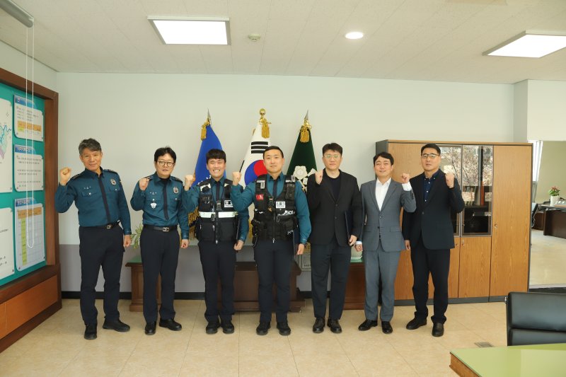 강원 춘천경찰서는 16일 서장 집무실에서 야간차량털이범 검거에 기여한 경장 박성수, 경사 원영진, 춘천시청 공무직 직원 김창욱 씨에게 감사장을 전달한 뒤 기념촬영을 진행했다.(춘천시 제공, 재판매 및 DB금지)