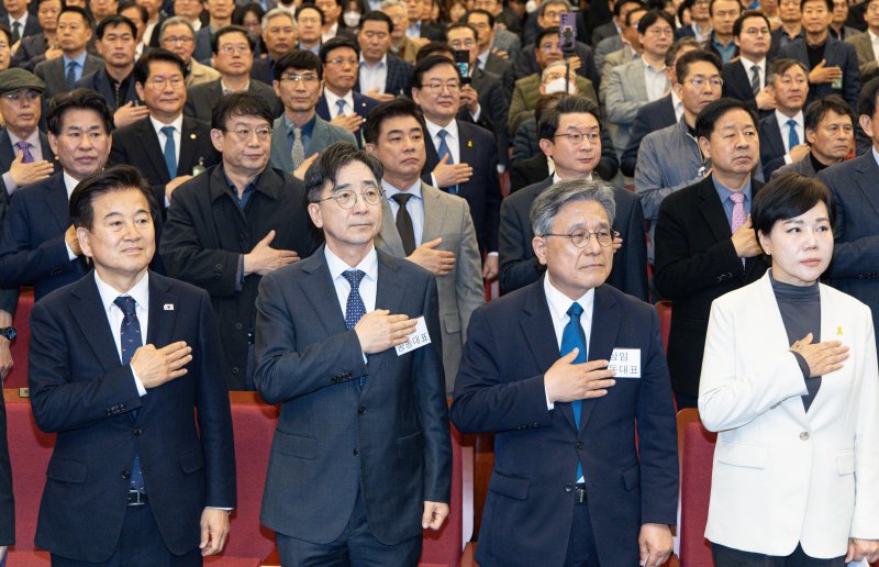 유종일, 허민 성장과 통합 상임공동대표가 16일 오전 서울 여의도 국회도서관에서 열린 성장과 통합 출범식에서 국민의례를 하고 있다. 2025.4.16/뉴스1 ⓒ News1 이재명 기자