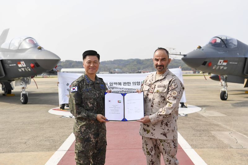 이영수 공군참모총장은 16일 라시드 모하메드 알 샴시 UAE 공군방공사령관(소장)과 함께 한국항공우주(KAI)를 방문해 KF-21 생산시설을 둘러보고, KF-21 포괄적 협력에 관한 의향서를 체결했다. 사진은 의향서를 들고 기념촬영하는 이 총장과 알 샴시 사령관. 공군 제공