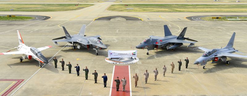 이영수 공군참모총장은 16일 라시드 모하메드 알 샴시 UAE 공군방공사령관(소장)과 함께 한국항공우주(KAI)를 방문해 KF-21 생산시설을 둘러보고, KF-21 포괄적 협력에 관한 의향서를 체결했다. 사진은 의향서를 체결한 뒤 국산 항공기를 배경으로 기념촬영하고 있는 한국 공군, UAE 공군, KAI 주요 관계자들. 항공기는 왼쪽부터 T-50, KF-21 시제기 2대, TA-50. 공군 제공