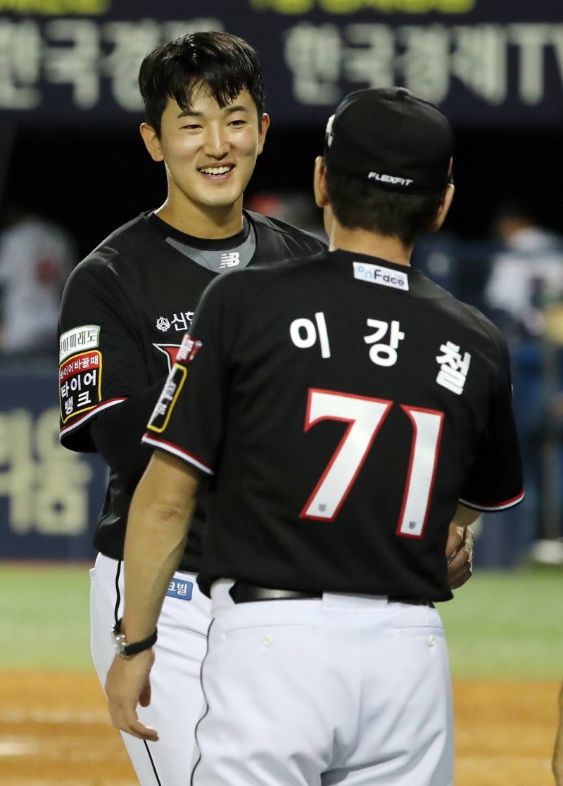 KT 위즈 고영표와 이강철 감독. /뉴스1 DB ⓒ News1 김진환 기자
