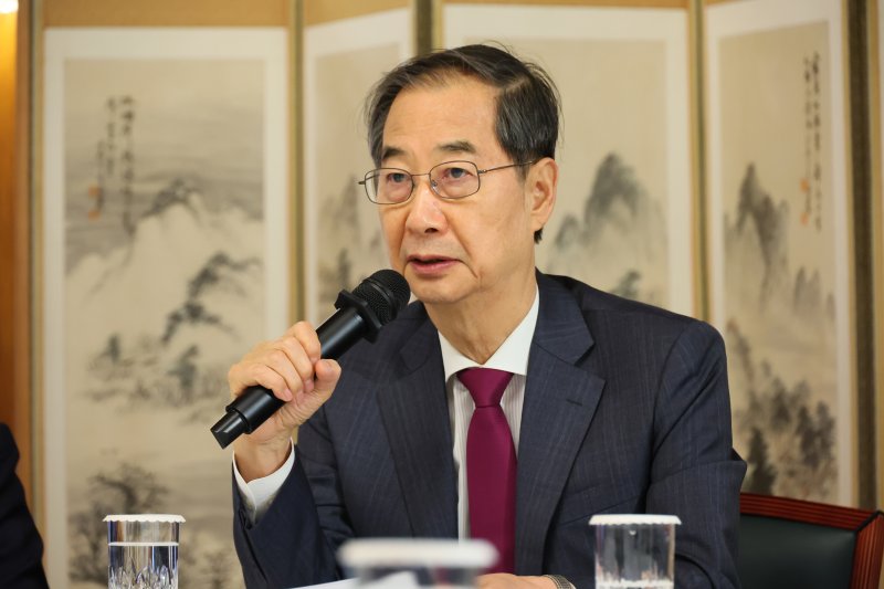 한덕수 대통령 권한대행 국무총리가 14일 서울 종로구 삼청동 총리공관에서 열린 경제안보전략 TF 회의에서 발언을 하고 있다. (총리실 제공, 재판매 및 DB 금지) 2025.4.14/뉴스1 ⓒ News1 임세영 기자