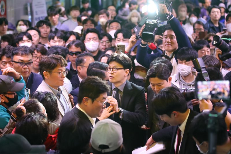 [대구=뉴시스] 이무열 기자 = 국민의힘 대선 후보 1차 경선에 진출한 한동훈 전 대표가 16일 대구 중구 대구도시철도 1호선 중앙로역 대구지하철화재참사 기억공간을 방문하기 위해 이동하고 있다. 2025.04.16. lmy@newsis.com