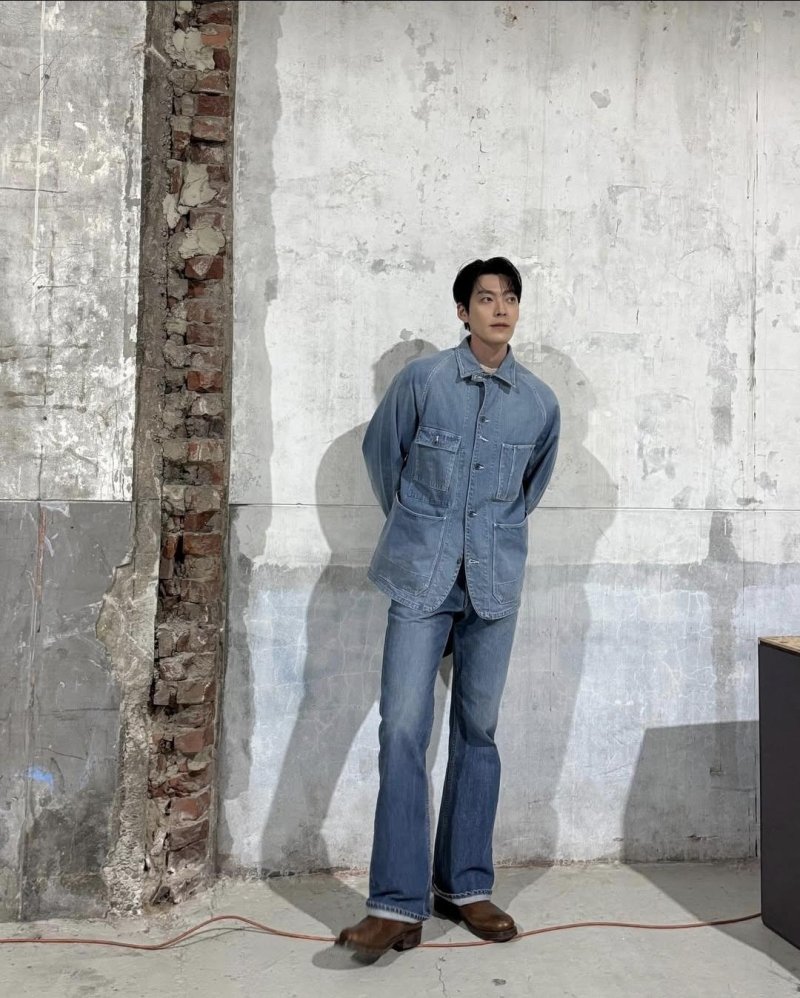 김우빈, 청청패션 완벽 소화…훈남의 정석
