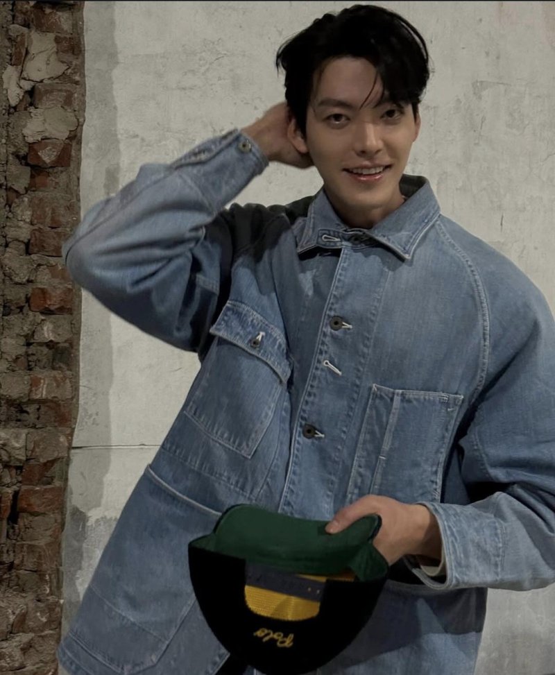 김우빈, 청청패션 완벽 소화…훈남의 정석