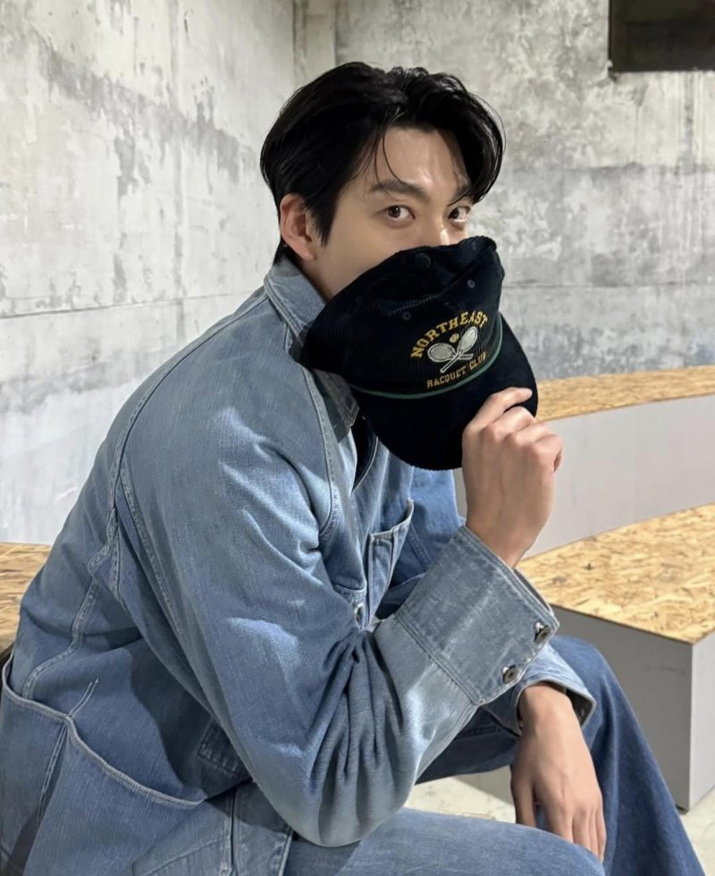 김우빈, 청청패션 완벽 소화…훈남의 정석