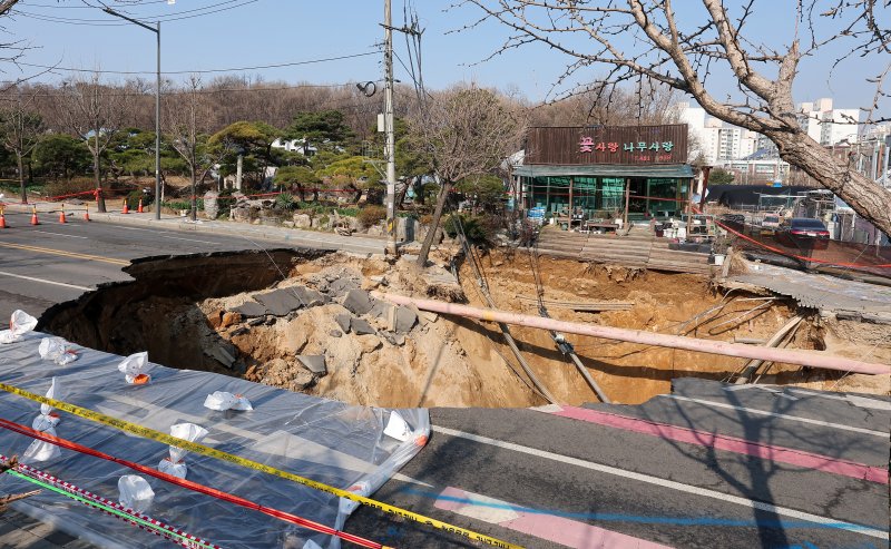 지난 3월 24일 서울 강동구 명일동에서 발생한 대형 싱크홀(땅 꺼짐) 사고 현장. 2025.3.31/뉴스1 ⓒ News1 김성진 기자