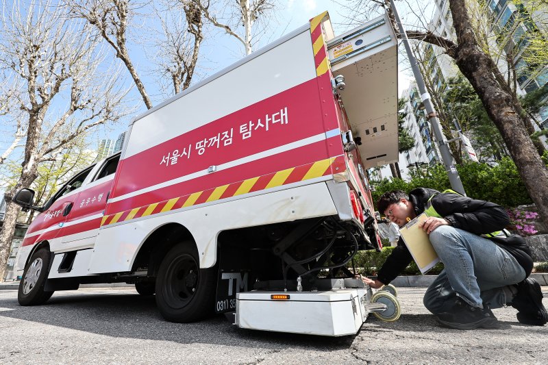 15일 서울 시내 한 도로에서 서울시 재난안전실 도로관리과 직원들이 땅꺼짐 탐사대 차량에 실린 장비를 점검하고 있다. 2025.4.15/뉴스1 ⓒ News1 김도우 기자
