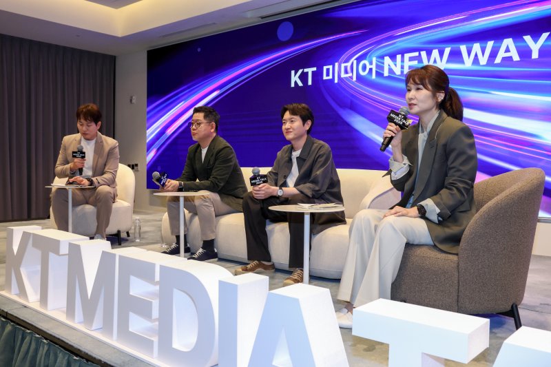 16일 서울 강남구 안다즈 서울 강남 호텔에서 열린 'KT그룹 미디어토크'에서 KT 미디어부문장 김채희 전무, KT 미디어전략본부장 신종수 상무, KT스튜디오지니 정근욱 대표(오른쪽부터)가 KT 미디어 뉴웨이에 대해 설명하고 있다. KT 제공
