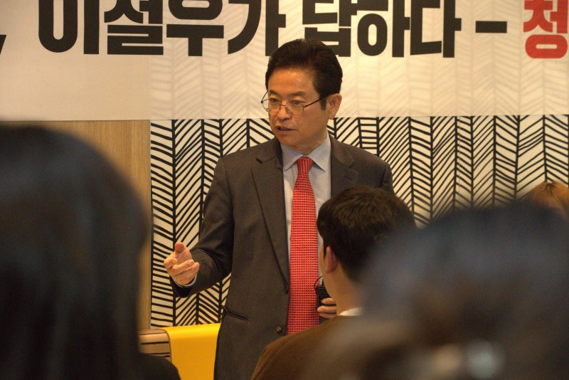 대통령 선거에 출마한 이철우 경북지사는 16일 저녁 6시 부산 해운대를 방문해 햄버거가게에서 햄버거와 콜라를 자유롭게 먹으며 지역 청년들과 간담회를 가졌다. 2025.4.16/뉴스1 신성훈 기자