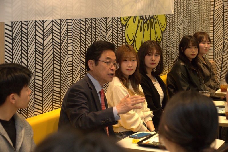 대통령 선거에 출마한 이철우 경북지사는 16일 저녁 6시 부산 해운대를 방문해 햄버거가게에서 햄버거와 콜라를 자유롭게 먹으며 지역 청년들과 간담회를 가졌다. 2025.4.16/뉴스1 신성훈 기자
