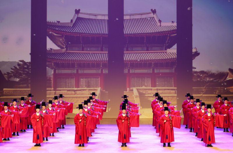 16일 광주예술의전당 대극장에서 열린 '제4회 크라운해태 한음회' 공연을 앞두고 크라운해태제과 임직원들로 구성된 공연자들이 리허설을 하고 있다. 크라운해태 제공