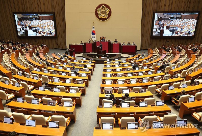 국회 대정부질문 진행중, 본회의장의 빈자리 (출처=연합뉴스)