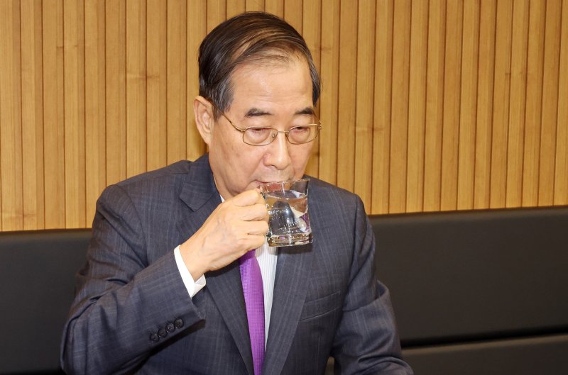 [울산=뉴시스] 최진석 기자 = 한덕수 대통령 권한대행 국무총리가 지난 16일 울산 뚠뚠이 돈가스에서 물을 마시고 있다. (대통령실통신사진기자단) 2025.04.16. myjs@newsis.com
