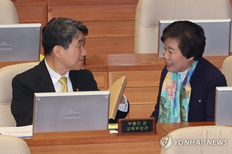 이주호 부총리와 대화하는 조배숙 의원 (출처=연합뉴스)