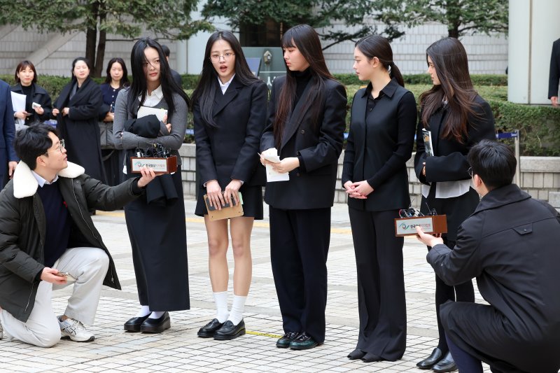 그룹 뉴진스(왼쪽부터 하니, 민지, 혜인, 해린, 다니엘)가 7일 서울 서초구 서울중앙지방법원에서 어도어 측이 멤버들을 상대로 제기한 ‘기획사 지위보전 및 광고계약 체결 등 금지’ 가처분 첫 심문기일을 마친 후 취재진 질문에 답하고 있다. 2025.3.7/뉴스1 ⓒ News1 황기선 기자
