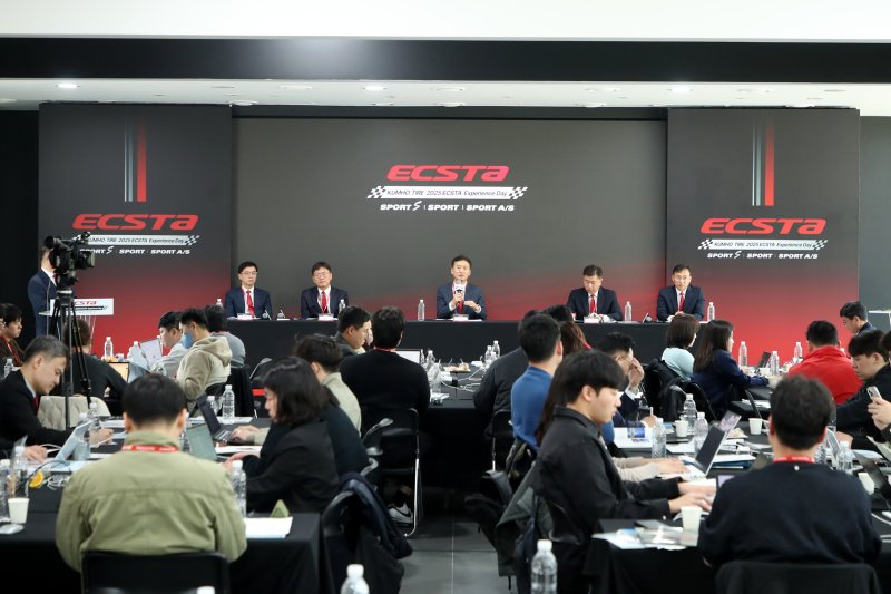 15일 경기 용인 AMG 스피드웨이에서 금호타이어가 개최한 '엑스타 익스피리언스 데이' 행사에서 (왼쪽부터) 김영진 금호타이어 연구개발부장 전무, 임완주 경영기획본부장 전무, 정일택 대표이사 사장, 임승빈 영업총괄 부사장, 윤민석 글로벌 마케팅담당 상무가 기자들의 질문에 답변하고 있다(금호타이어 제공). 2025.04.15.