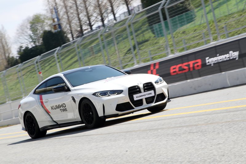 15일 경기 용인 AMG 스피드웨이에서 금호타이어 엑스타 S를 장착한 BMW 고성능 모델 'M4 컴페티션'이 서킷을 질주하고 있다(금호타이어 제공). 2025.04.15.
