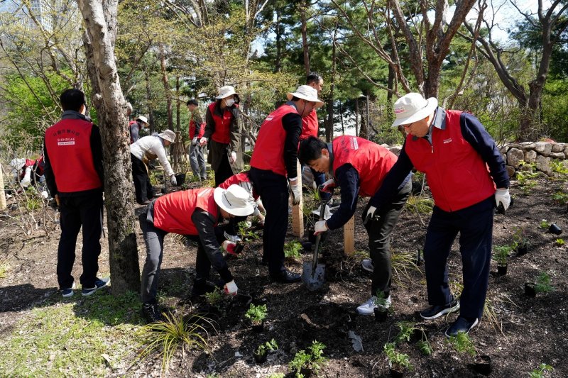 이석구 신세계라이브쇼핑 대표(오른쪽 첫번째)와 임직원들이 지난 15일 서울 성동구 서울숲 '생생 정원'에서 주변 정화작업을 하고 있다. 신세계라이브쇼핑 제공