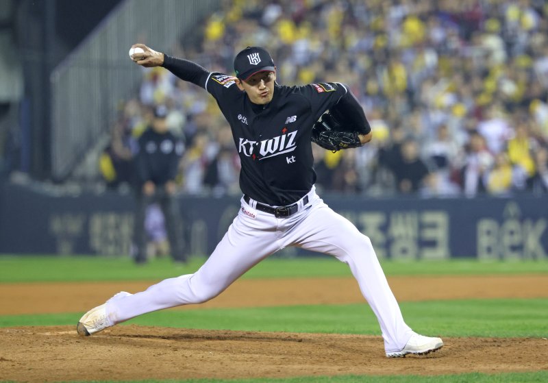 [서울=뉴시스] 김금보 기자 = 11일 서울 송파구 잠실야구장에서 열린 2024 KBO 포스트시즌 준플레이오프 5차전 kt 위즈와 LG 트윈스의 경기에서 7회말 kt 고영표가 역투하고 있다. 2024.10.11. kgb@newsis.com