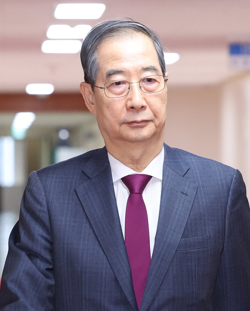 [서울=뉴시스] 조수정 기자 = 한덕수 대통령 권한대행 국무총리가 14일 정부서울청사에서 열린 국무회의에 입장하고 있다. 2025.04.14. chocrystal@newsis.com