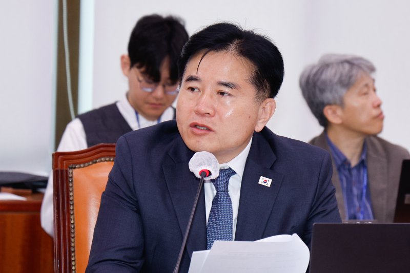 이병진 더불어민주당 의원이 10일 오전 서울 여의도 국회에서 열린 농림축산식품해양수산위원회 제424회국회(임시회) 제1차 전체회의에 출석해 산불 관련 현안질의를 하고 있다. 2025.4.10/뉴스1 ⓒ News1 안은나 기자