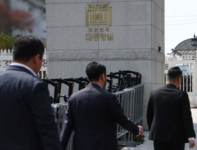 [서울=뉴시스] 조수정 기자 = 대통령실 압수수색을 시도중인 경찰 비상계엄 특별수사단이 16일 서울 용산 대통령실 청사 민원실 출입구를 나오고 있다. 2025.04.16. chocrystal@newsis.com