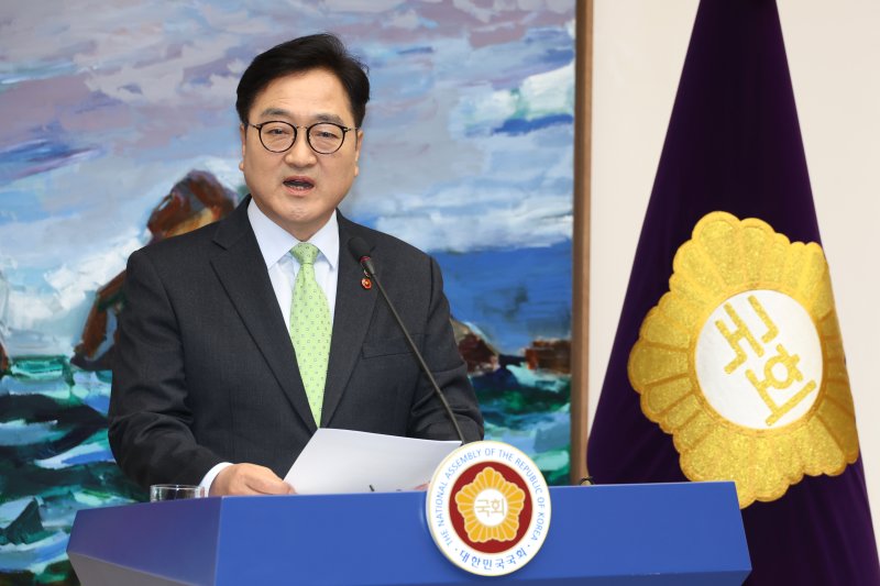 우원식 국회의장이 27일 오후 서울 여의도 국회에서 헌법재판소의 대통령 탄핵심판 선고 지체상황 등과 관련해 담화문을 발표하고 있다. 2025.3.27/뉴스1 ⓒ News1 이광호 기자
