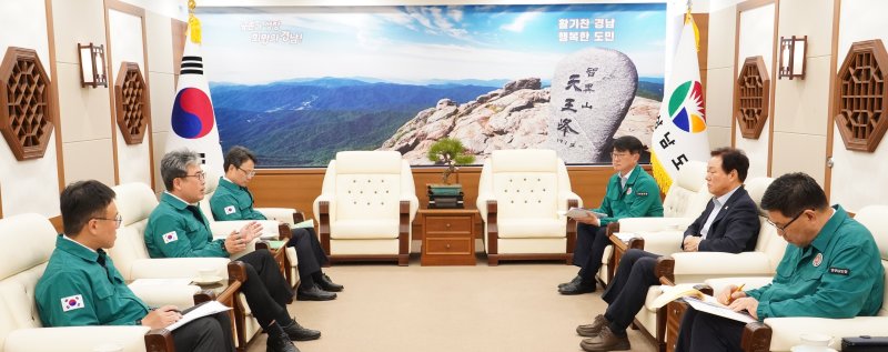 임상섭 산림청장(왼쪽 가운데)이 박완수 경남도지사(오른쪽 가운데)와 대형산불 피해 복구 관련 방안을 논의하고 있다.(산림청 제공.재판매 및 DB금지)/뉴스1