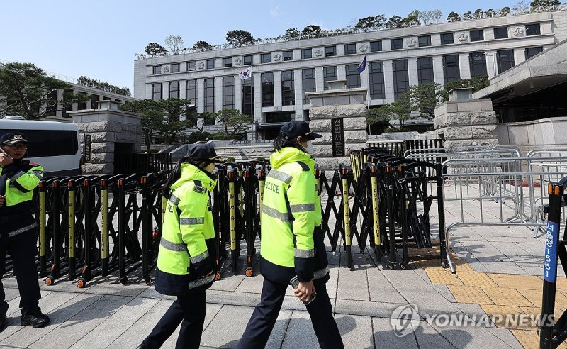 헌재 앞 경계 근무 계속 (출처=연합뉴스)