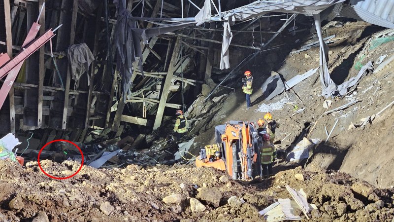 [광명=뉴시스] 15일 소방당국이 경기 광명시 신안산선 복선전철 5-2공구 붕괴 사고현장에 구조견을 투입해 인명 검색에 나섰다. (사진=경기도소방재난본부 제공) 2025.04.15. photo@newsis.com *재판매 및 DB 금지