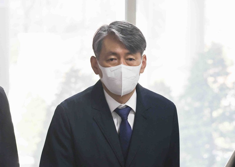 [서울=뉴시스] 김근수 기자 = 12·3 비상계엄과 관련해 내란 중요임무 종사 혐의로 기소된 조지호 경찰청장이 지난달 31일 서울 서초구 서울중앙지방법원에서 열린 2차 공판에 출석하고 있다. 2025.04.16. ks@newsis.com