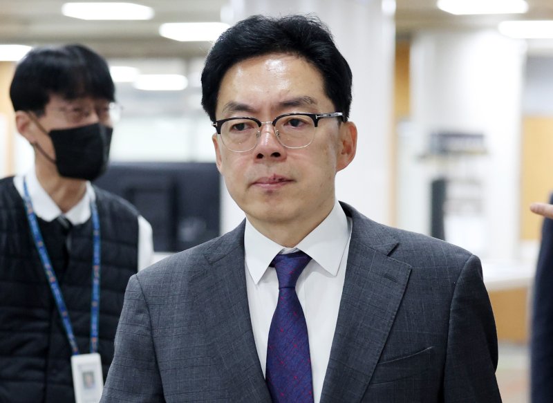 [서울=뉴시스] 김진아 기자 = 12·3 비상계엄과 관련 국회 외곽 봉쇄, 체포조 편성 등의 혐의로 기소된 윤승영 전 경찰청 국가수사본부 수사기획조정관이 지난 7일 서울 서초구 서울중앙지방법원에서 열린 3차 공판에 출석하고 있다. 2025.04.16. bluesoda@newsis.com