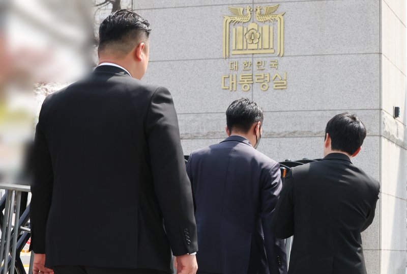 대통령실 압수수색에 나선 경찰 비상계엄 특별수사단이 16일 서울 용산 대통령실 민원실 출입구로 들어서고 있다. 2025.4.16/뉴스1 ⓒ News1 허경 기자