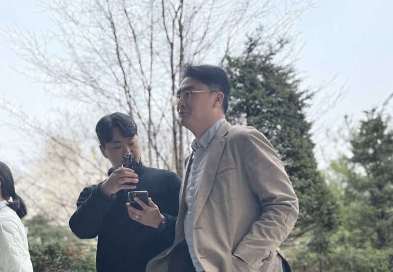 뇌물수수 혐의를 받는 조현영(국민의힘·연수구4) 시의원이 27일 오후 2시 10분쯤 인천시 미추홀구 인천지법 영장심사장에 구속 전 피의자 심문(영장실질심사)를 받기 위해 모습을 드러냈다.2025.3.27 2025.3.27/뉴스1 ⓒ News1 박소영 기자