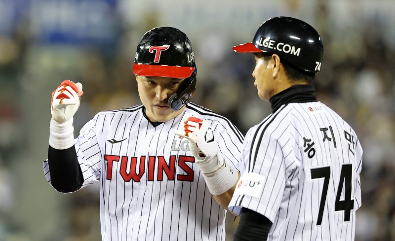 16일 서울 송파구 잠실야구장에서 열린 프로야구 '2025 신한 SOL 뱅크 KBO리그' 삼성 라이온즈와 LG 트윈스의 경기, 4회말 LG 공격 선두타자 박동원이 안타를 치고 기뻐하고 있다. 2025.4.16/뉴스1 ⓒ News1 이승배 기자