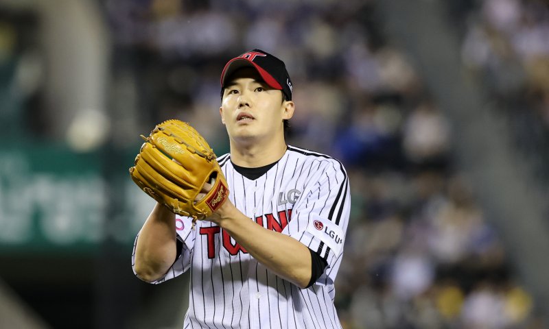 16일 서울 송파구 잠실야구장에서 열린 프로야구 '2025 신한 SOL 뱅크 KBO리그' 삼성 라이온즈와 LG 트윈스의 경기, 4회초 삼성 공격을 막아낸 LG 선발투수 임찬규가 더그아웃으로 향하고 있다. 2025.4.16/뉴스1 ⓒ News1 이승배 기자