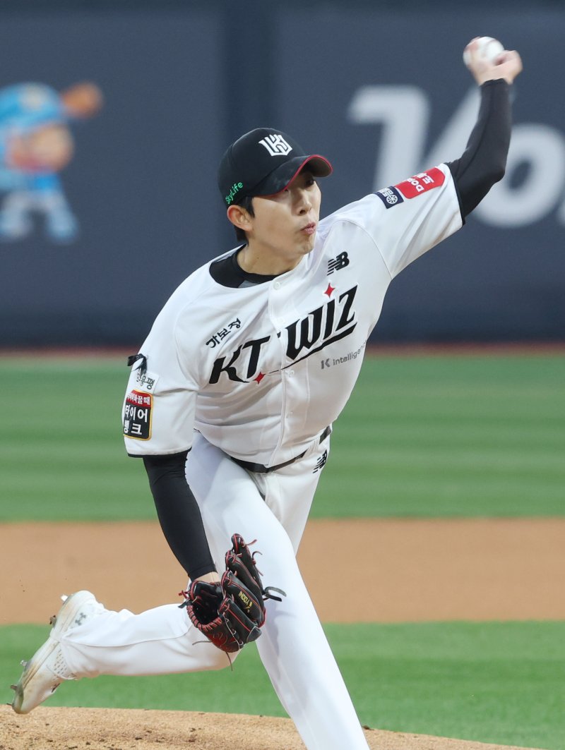 2일 오후 경기 수원시 장안구 KT위즈파크에서 열린 '2025 신한 SOL 뱅크 KBO리그' LG 트윈스와 KT 위즈의 경기, 1회초 KT 선발투수 오원석이 공을 던지고 있다. 2025.4.2/뉴스1 ⓒ News1 김영운 기자