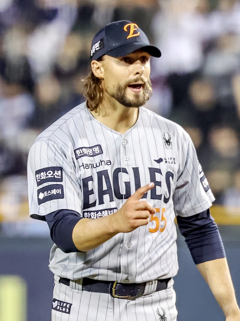 10일 오후 서울 송파구 잠실야구장에서 열린 '2025 신한 SOL뱅크 KBO 리그' 한화 이글스와 두산 베어스의 경기 8회말 2사 주자 없는 상황에서 한화 선발 와이스가 강판되며 아쉬워하고 있다. 2025.4.10/뉴스1 ⓒ News1 민경석 기자