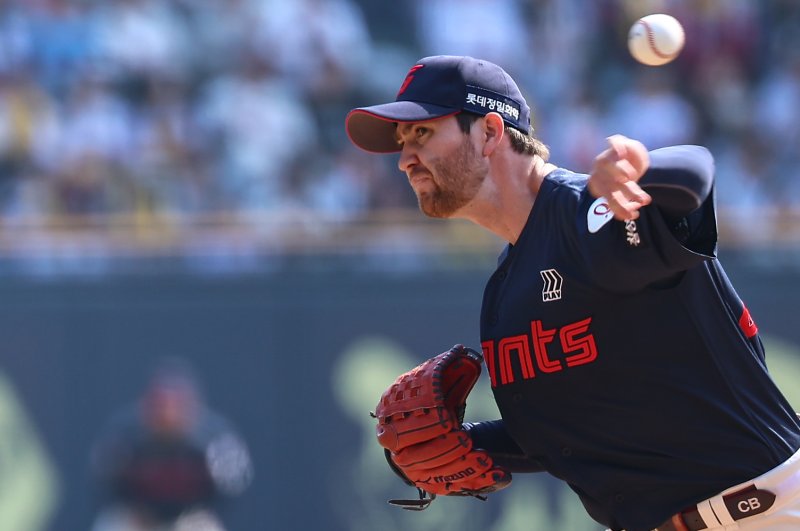 22일 서울 송파구 잠실야구장에서 열린 '2025 신한 SOL 뱅크 KBO리그' 개막전 롯데 자이언츠와 LG 트윈스의 경기, 1회말 롯데 선발투수 반즈가 등판해 역투하고 있다. 2025.3.22/뉴스1 ⓒ News1 김도우 기자