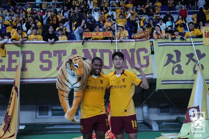 광주FC 가브리엘(왼쪽)과 박인혁. (출처=연합뉴스)