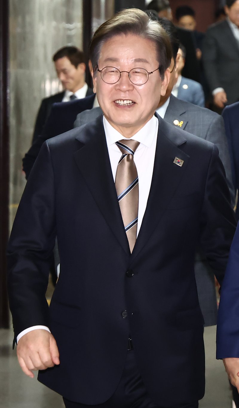 대선에 출마하는 이재명 더불어민주당 전 대표가 16일 오후 서울 여의도 국회에서 열린 비공개 의원총회에 참석하고 있다. 2025.4.16/뉴스1 ⓒ News1 김민지 기자