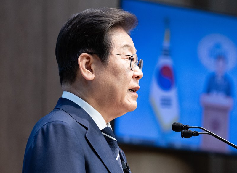 제21대 대통령선거에 출마를 선언한 이재명 더불어민주당 전 대표가 11일 오전 서울 여의도 국회 소통관에서 기자회견을 열고 비전 및 캠프 인선을 발표하고 있다. 2025.4.11/뉴스1 ⓒ News1 이재명 기자