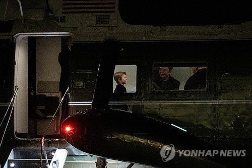 美 대통령 전용헬기의 머스크 부자와 트럼프 대통령 (출처=연합뉴스)