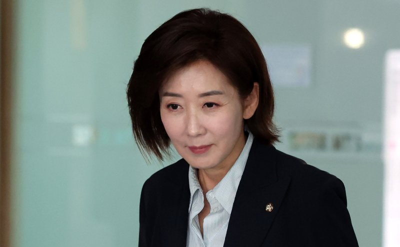 [서울=뉴시스] 추상철 기자 = 대선 출마를 선언한 나경원 국민의힘 의원이 16일 오전 서울 중구 서울시청에서 오세훈 서울시장을 만나기 위해 이동하고 있다. 2025.04.16. scchoo@newsis.com